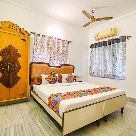 Fabexpress Astoria House Hotel Колката Екстериор снимка